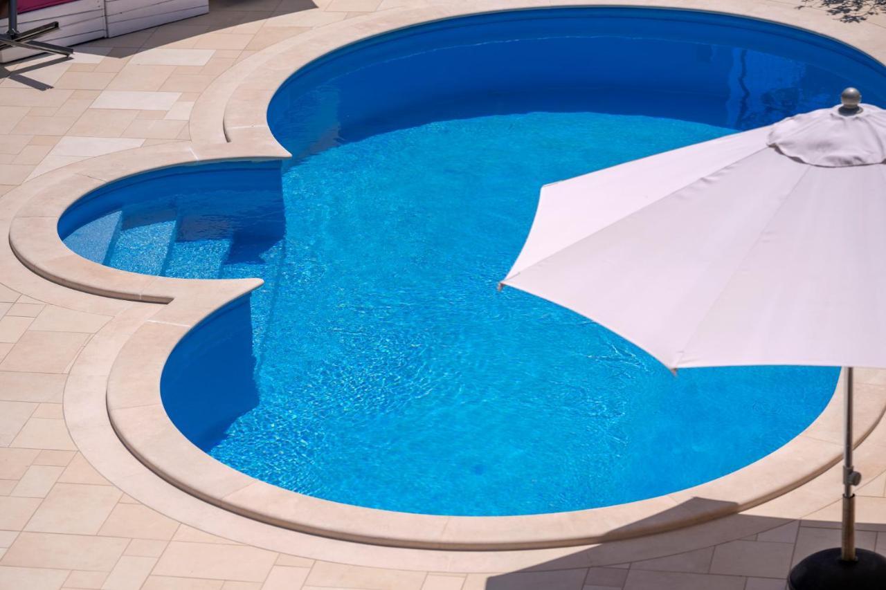 Hektorovic Poolside Apartments Bol Bagian luar foto