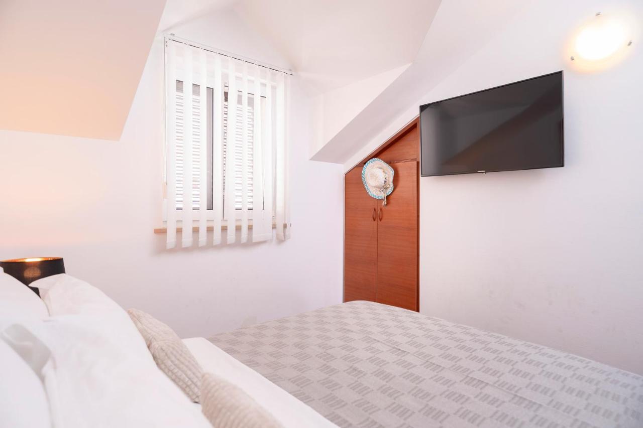 Hektorovic Poolside Apartments Bol Bagian luar foto