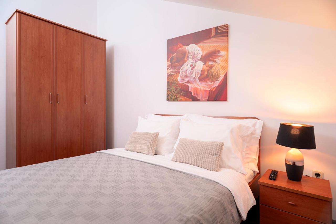 Hektorovic Poolside Apartments Bol Bagian luar foto