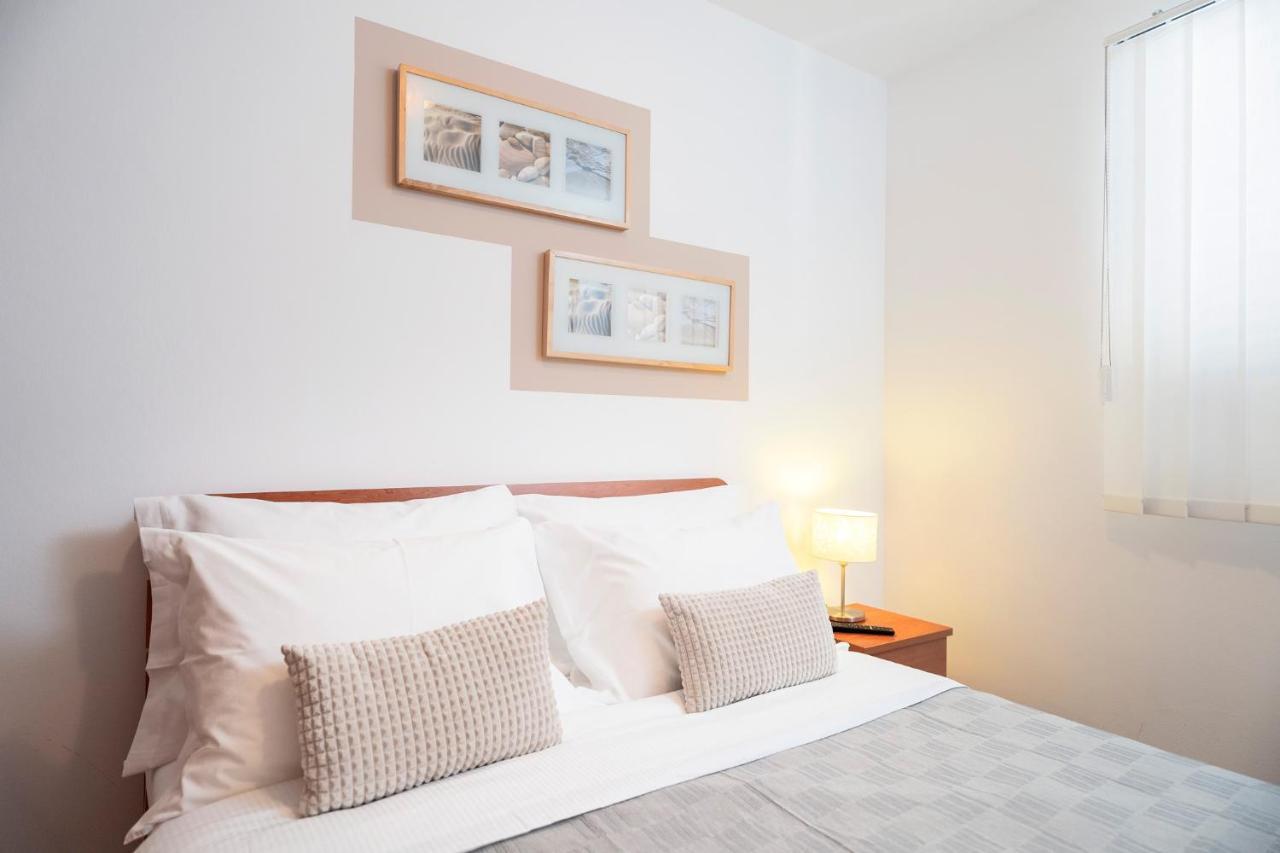 Hektorovic Poolside Apartments Bol Bagian luar foto